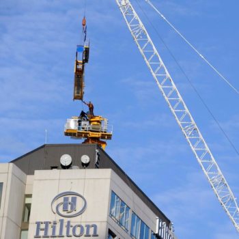 Hôtel Hilton – Montage de la grue au toit